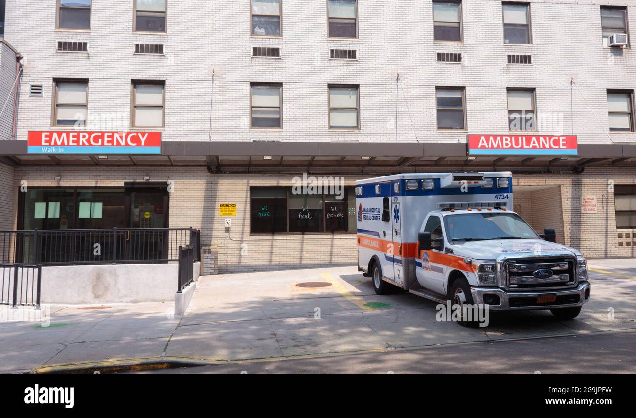 Ingresso di emergenza al Long Island Jewish Forest Hills Hospital sul 66° viale a Forest Hills Queens, New York, con ambulanza parcheggiata, una divisione di N Foto Stock