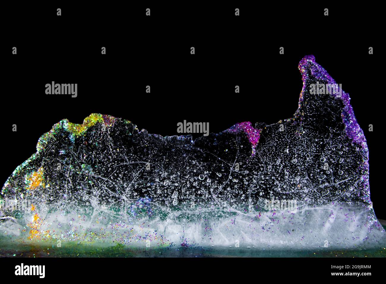 Ghiaccio colorato con glitter, fusione. Glitter e colori! Trasparente e delicato. Bella risorsa grafica. Foto Stock