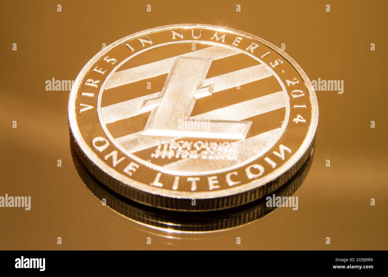 Criptovaluta in argento litecoin su una superficie specchiata 01 Foto Stock