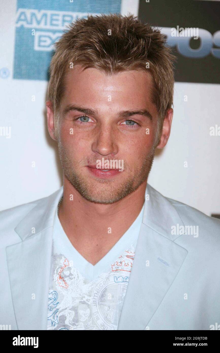 Mike Vogel partecipa alla quinta edizione del Tribeca Film Festival di "Poseidon" presso il Tribeca Performing Arts Center di New York il 6 maggio 2006. Foto: Henry McGee/MediaPunch Foto Stock