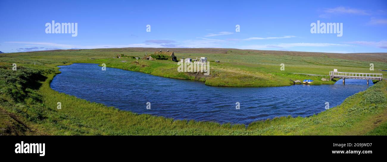 Saenautasel fattoria con piccolo lago in primo piano, Fljotsdalsherao, Austurland, Islanda Foto Stock