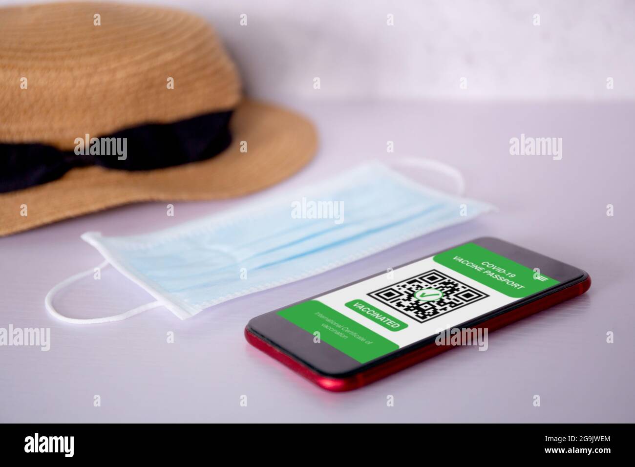 Vaccine Passport, salute vaccinato di covid-19 su app con smartphone mobile sulla scrivania, vaccinazione per il sistema immunitario con viaggio, certificato per la sicurezza di Foto Stock