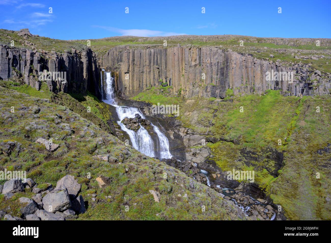 Pareti di basalto a Studlafoss, cascata intorno alla capanna di Laugafell, Fljotsdalur, Austurland, Islanda Foto Stock