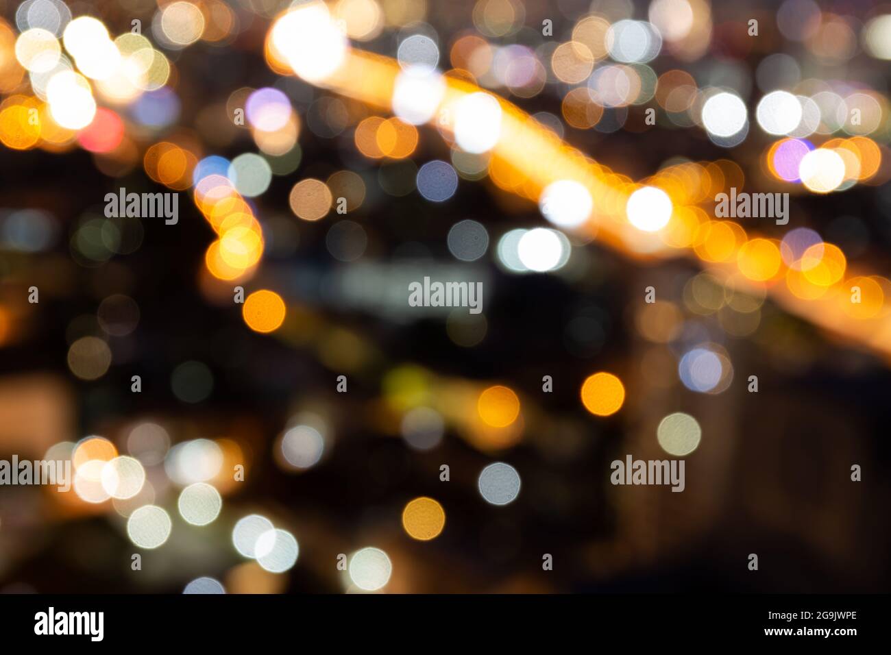Offuscare lo sfondo bokeh con il paesaggio urbano al crepuscolo, mettere a fuoco sfocato la sera con il centro, il paesaggio, illuminato e la luce. Foto Stock