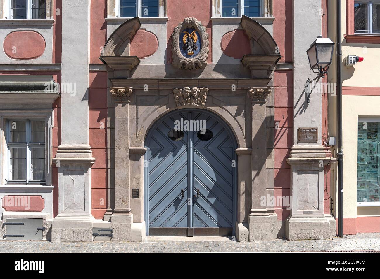 Portale d'ingresso della Haus Zum Krebs, costruita nel 1715, Bamberga, alta Franconia, Baviera, Germania Foto Stock