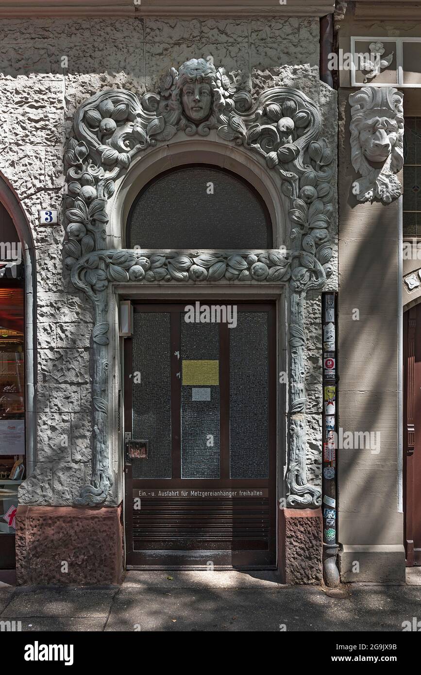 Ingresso Art Nouveau con rilievi decorativi, Friburgo, Baden-Wuerttemberg, Germania Foto Stock