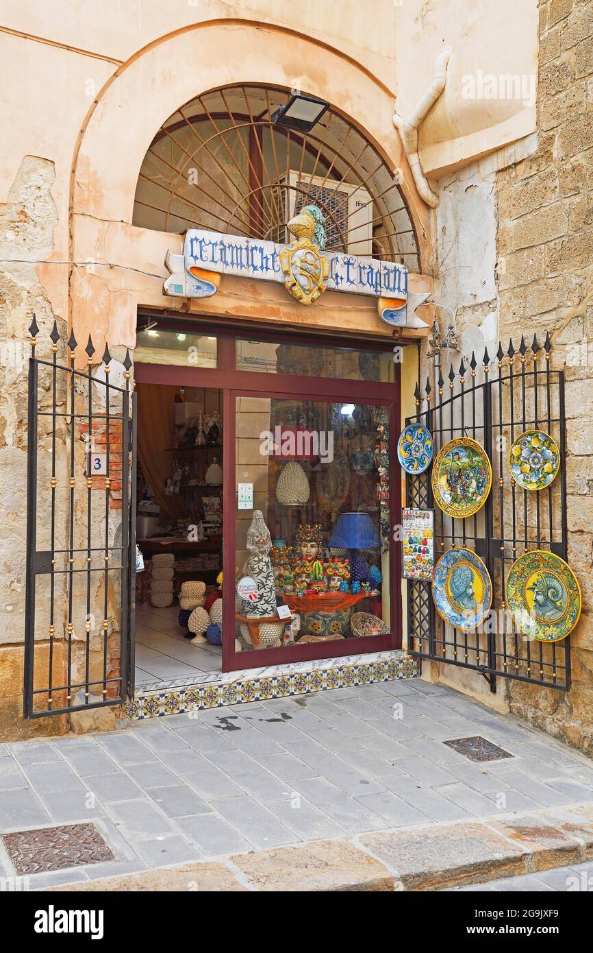 Negozio tipico di ceramica, Sciacca, Sicilia, Italia Foto Stock