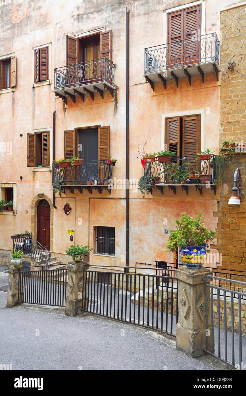 Tipico vicolo decorato con arte ceramica, Sciacca, Sicilia, Italia Foto Stock