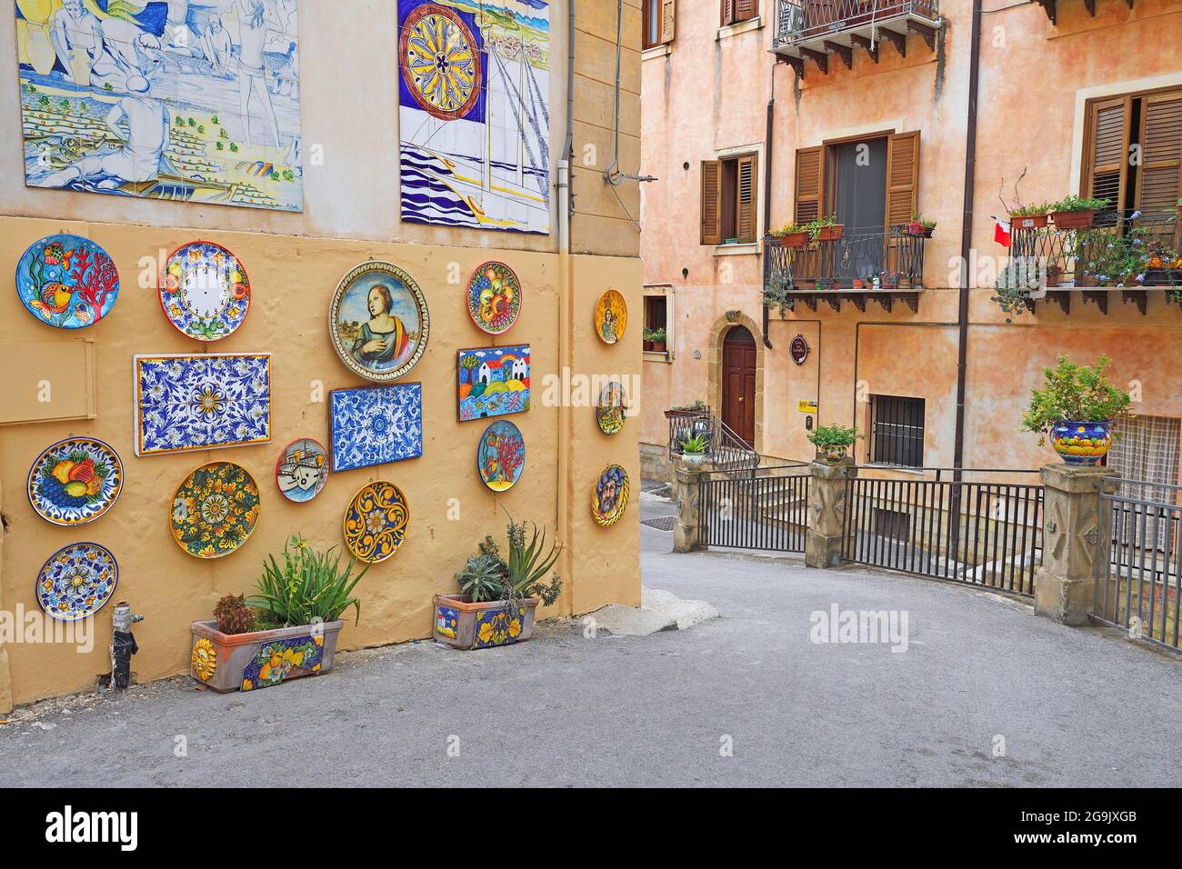 Tipico vicolo decorato con arte ceramica, Sciacca, Sicilia, Italia Foto Stock