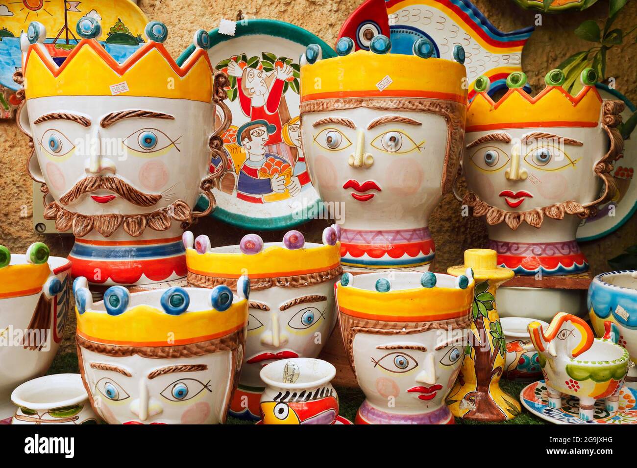 Vendita ceramiche tipiche siciliane, villaggio di montagna di Erice, Sicilia, Italia Foto Stock