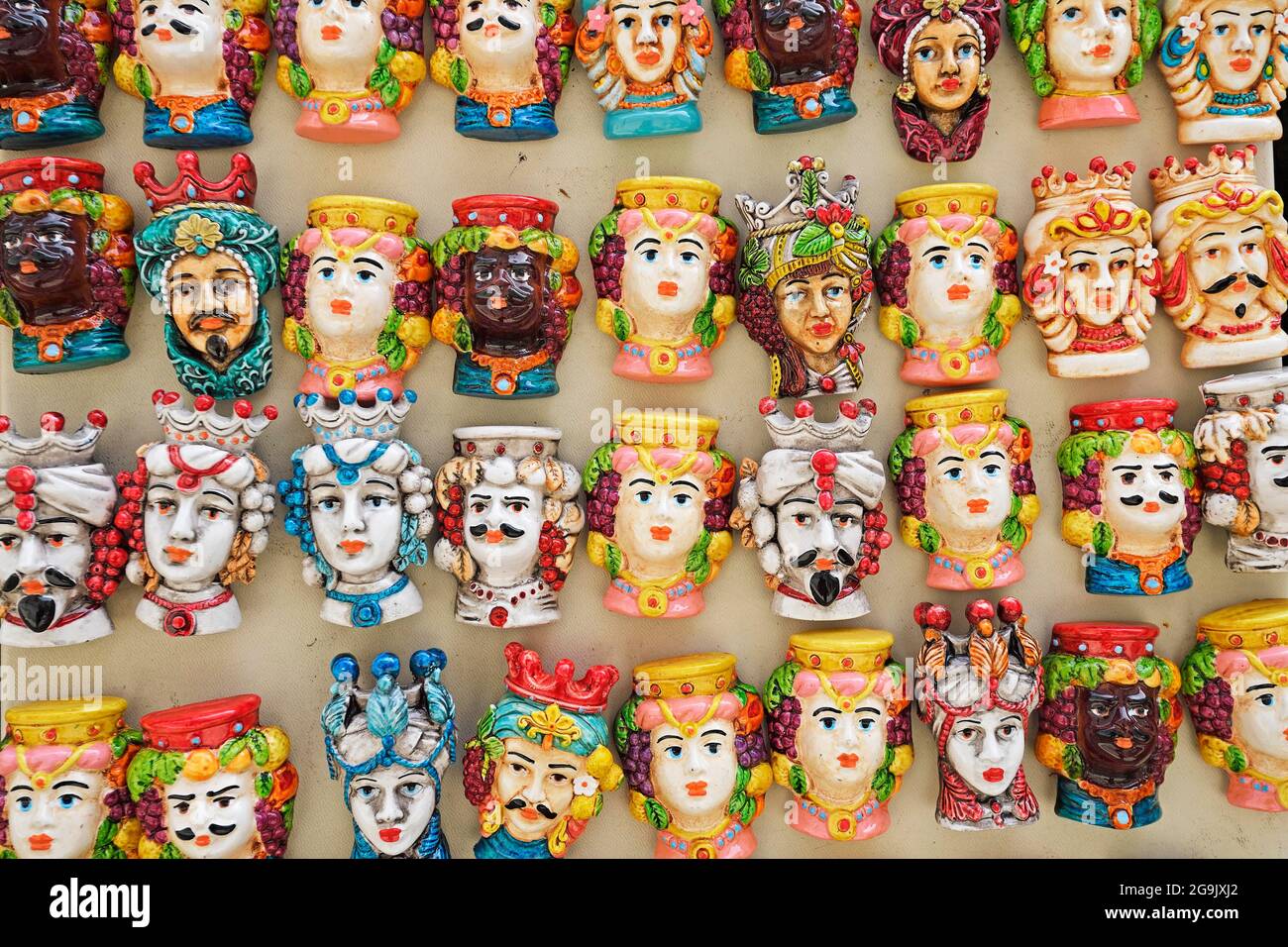 Vendita ceramiche tipiche siciliane, villaggio di montagna di Erice, Sicilia, Italia Foto Stock