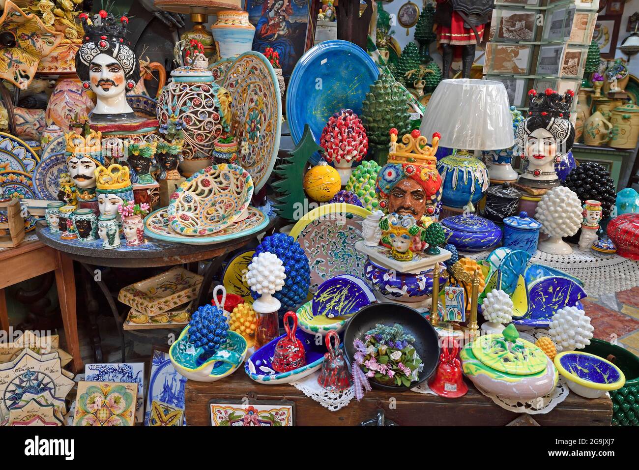 Vendita ceramiche tipiche siciliane, villaggio di montagna di Erice, Sicilia, Italia Foto Stock