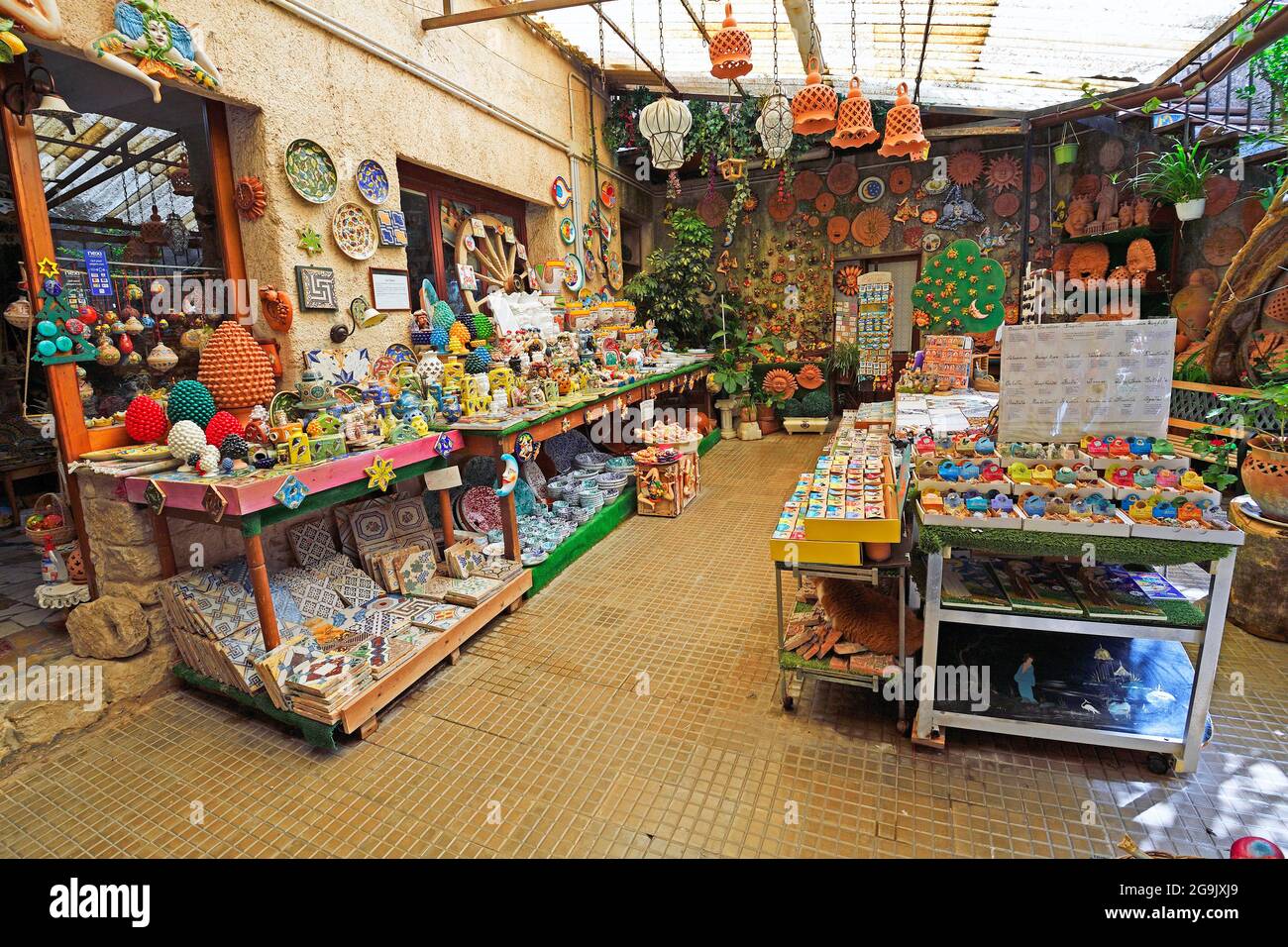 Vendita ceramiche tipiche siciliane, villaggio di montagna di Erice, Sicilia, Italia Foto Stock