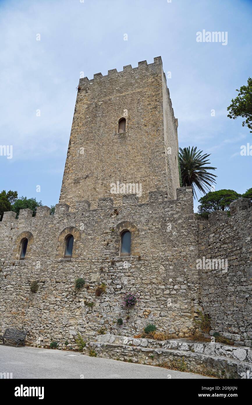 Torre nelle mura del castello, Castello di Venere, villaggio di montagna di Erice, Sicilia, Italia Foto Stock