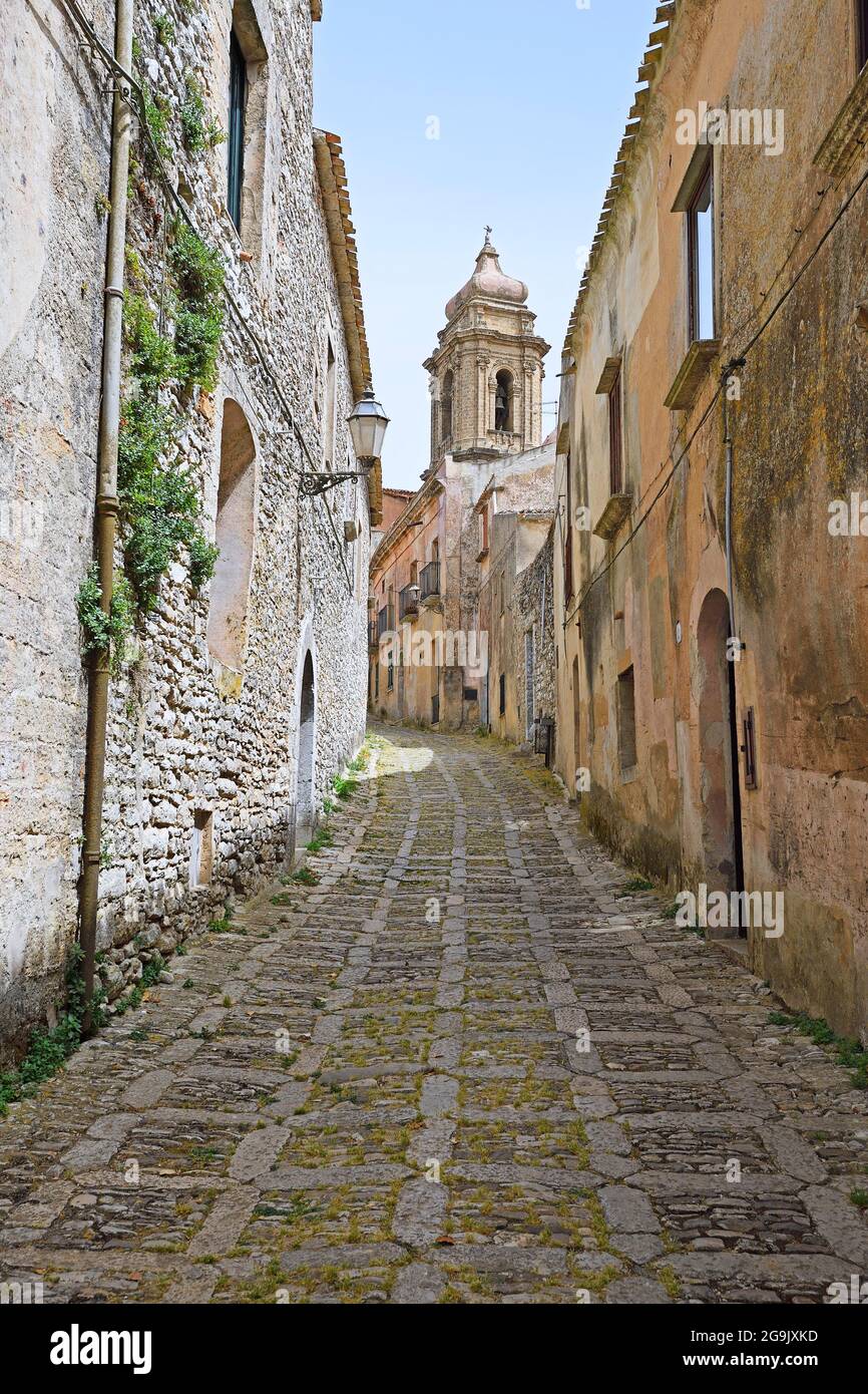 Accoglienti vicoli con pietre storiche nel villaggio montano di Erice, Sicilia, Italia Foto Stock