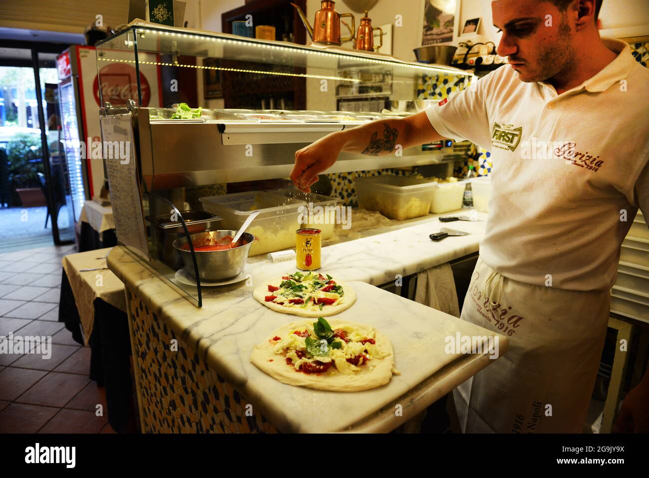 Preparare la pizza napoletana nella meravigliosa Pizzeria Gorizia 1916 di Napoli. Foto Stock