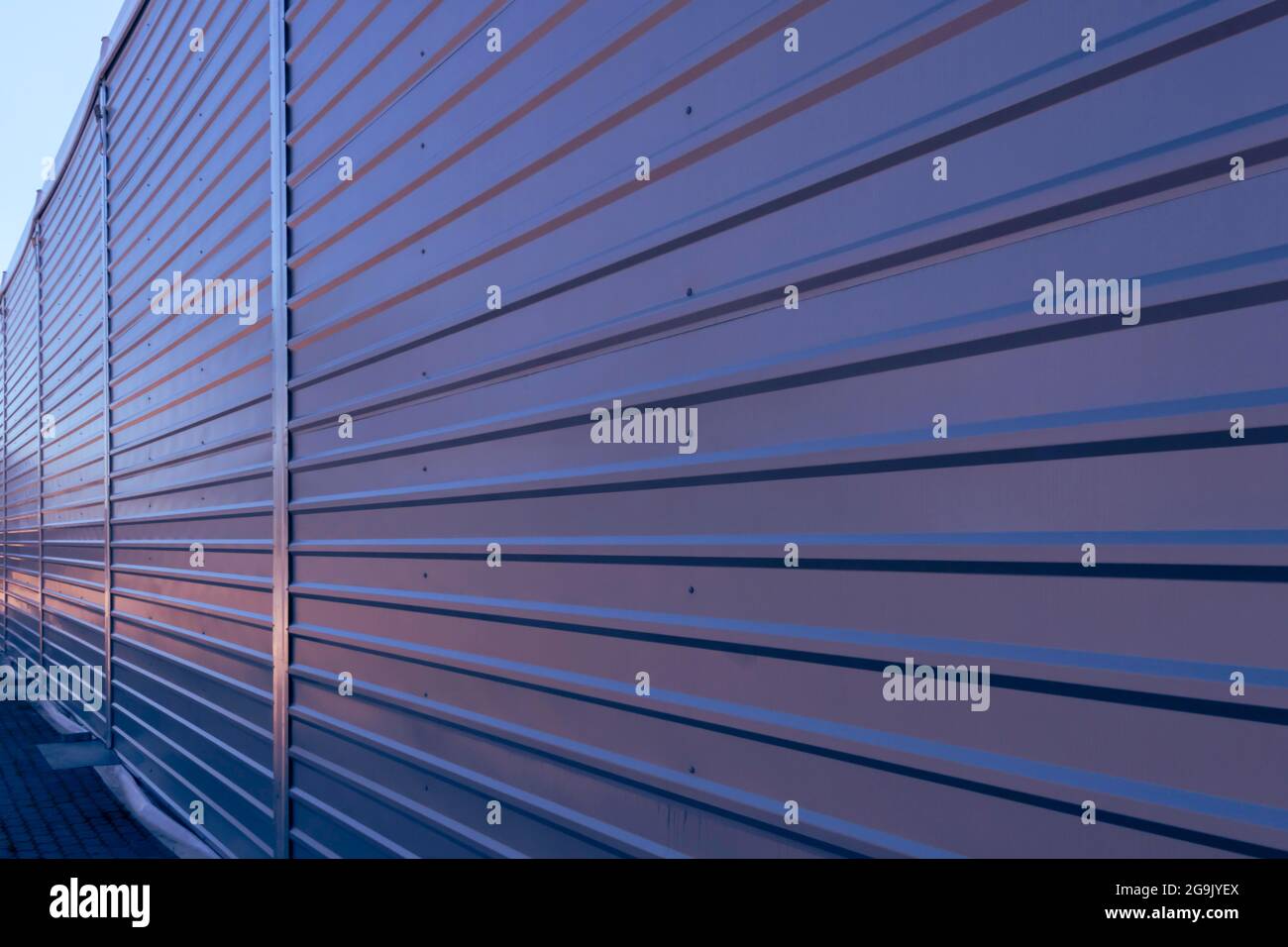 Facciata in lamiera del magazzino. Polonia Foto Stock