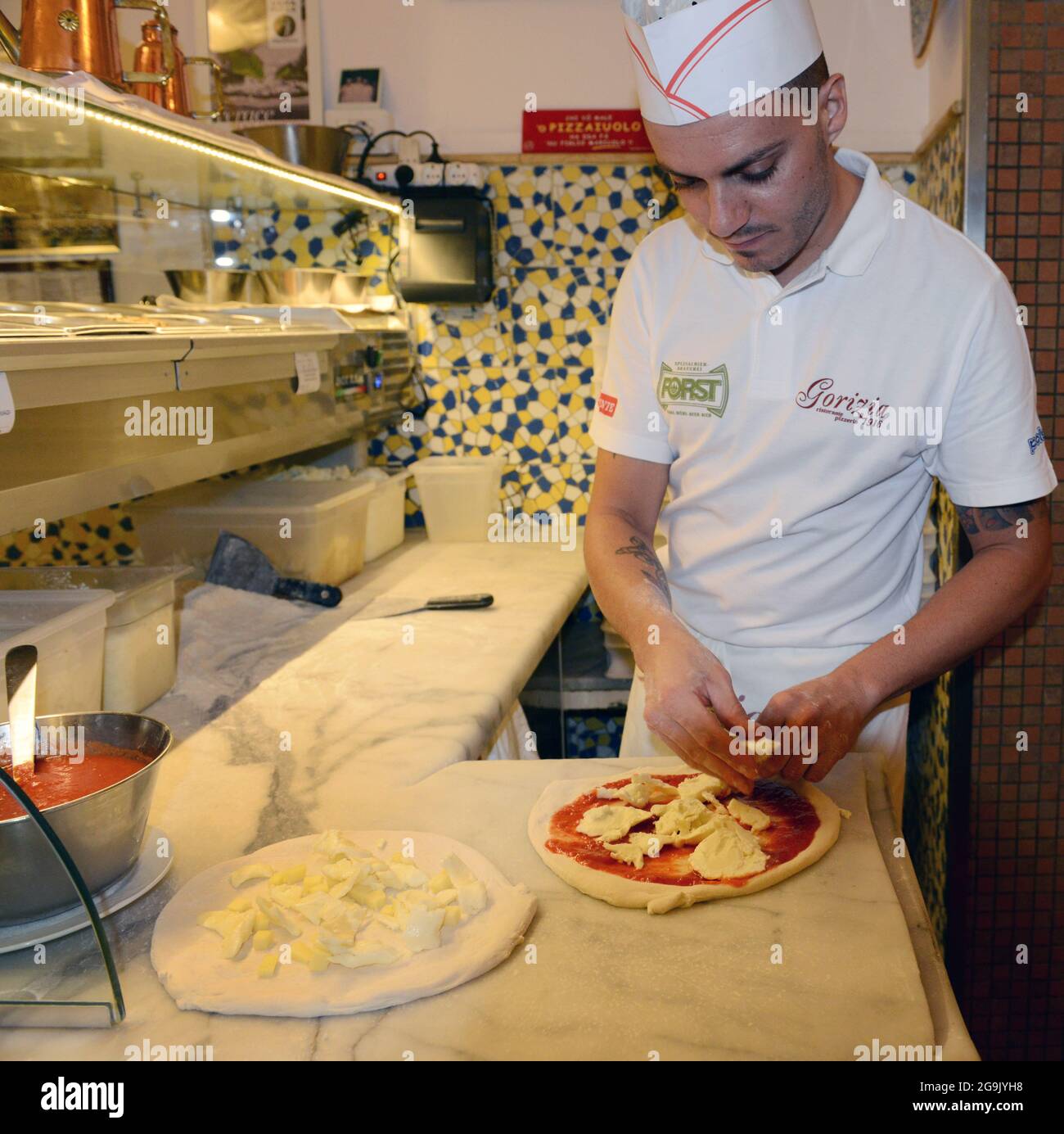 Preparare la pizza napoletana nella meravigliosa Pizzeria Gorizia 1916 di Napoli. Foto Stock
