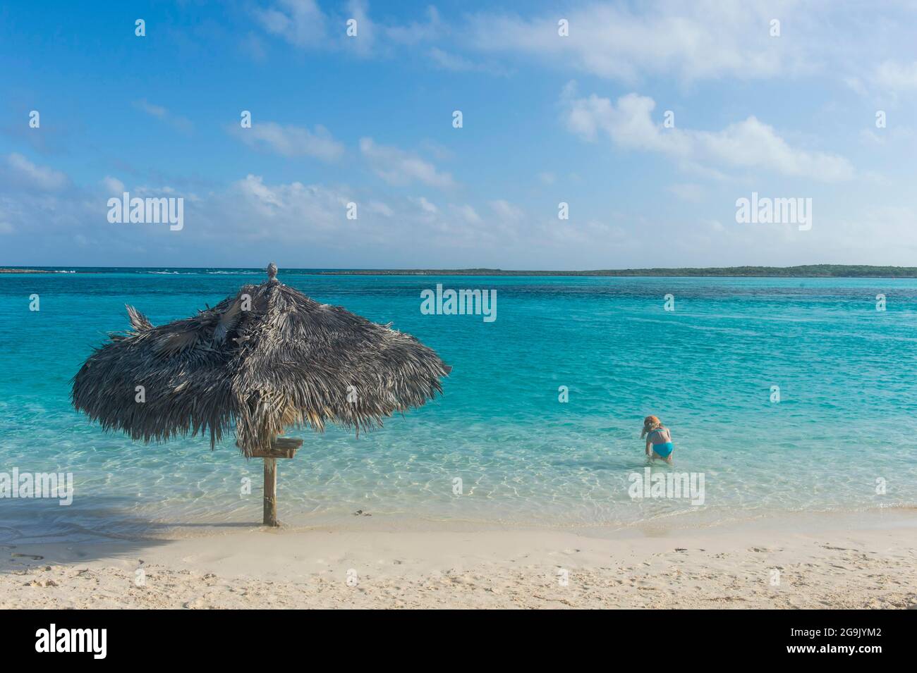 Acque turchesi e una spiaggia di sabbia bianca, Exumas, Bahamas, Caraibi Foto Stock