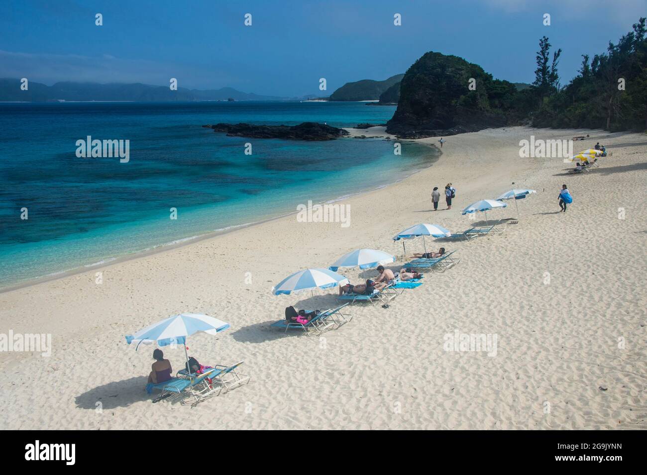 Sole Shades sulla spiaggia di Furuzamami, isola di Zamami, isole Kerama, Okinawa, Giappone Foto Stock