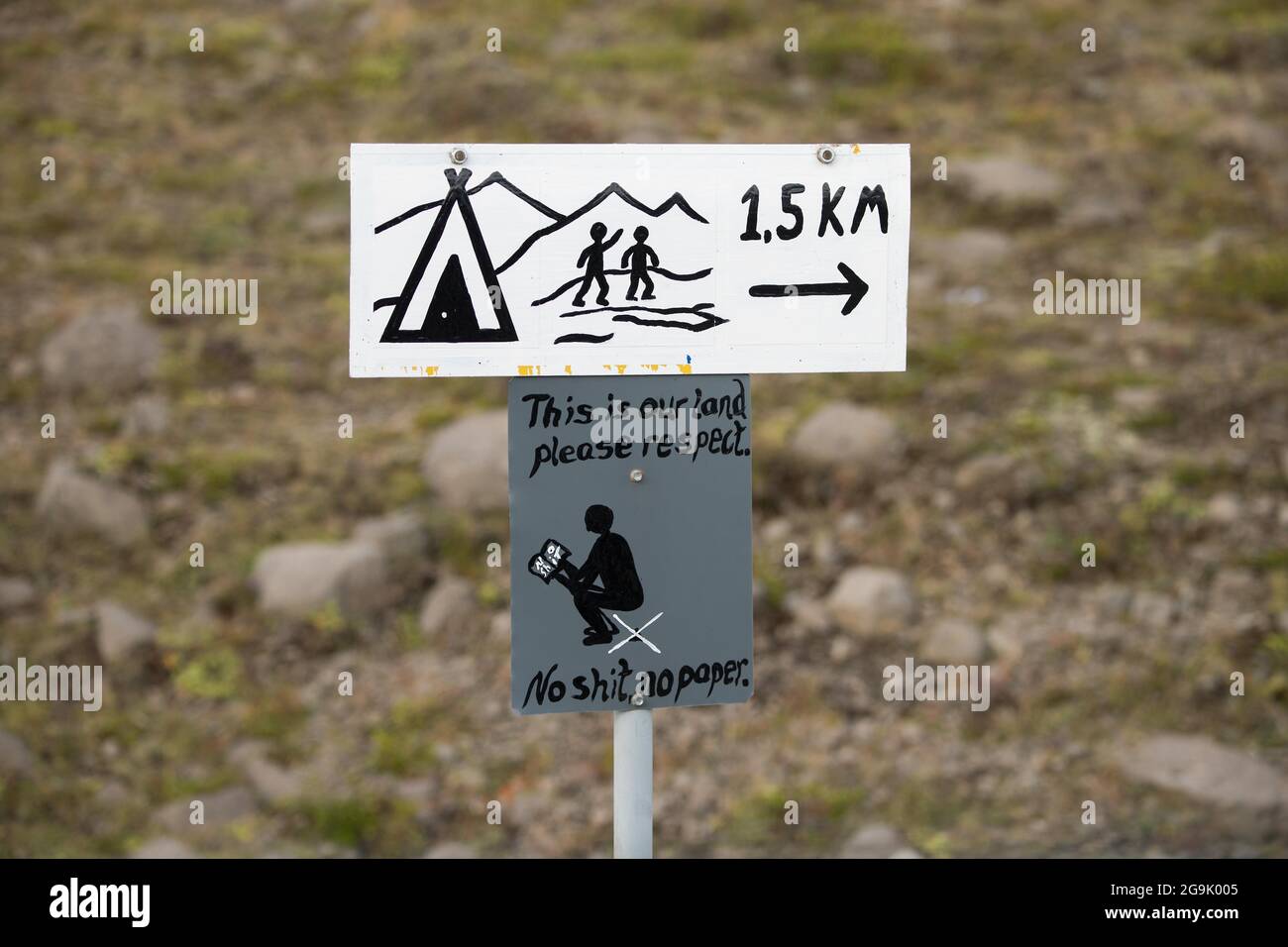 Cartelli dipinti a mano Camping e questa è la nostra terra, vi preghiamo di  rispettarla, No urination, Islanda orientale, Islanda Foto stock - Alamy