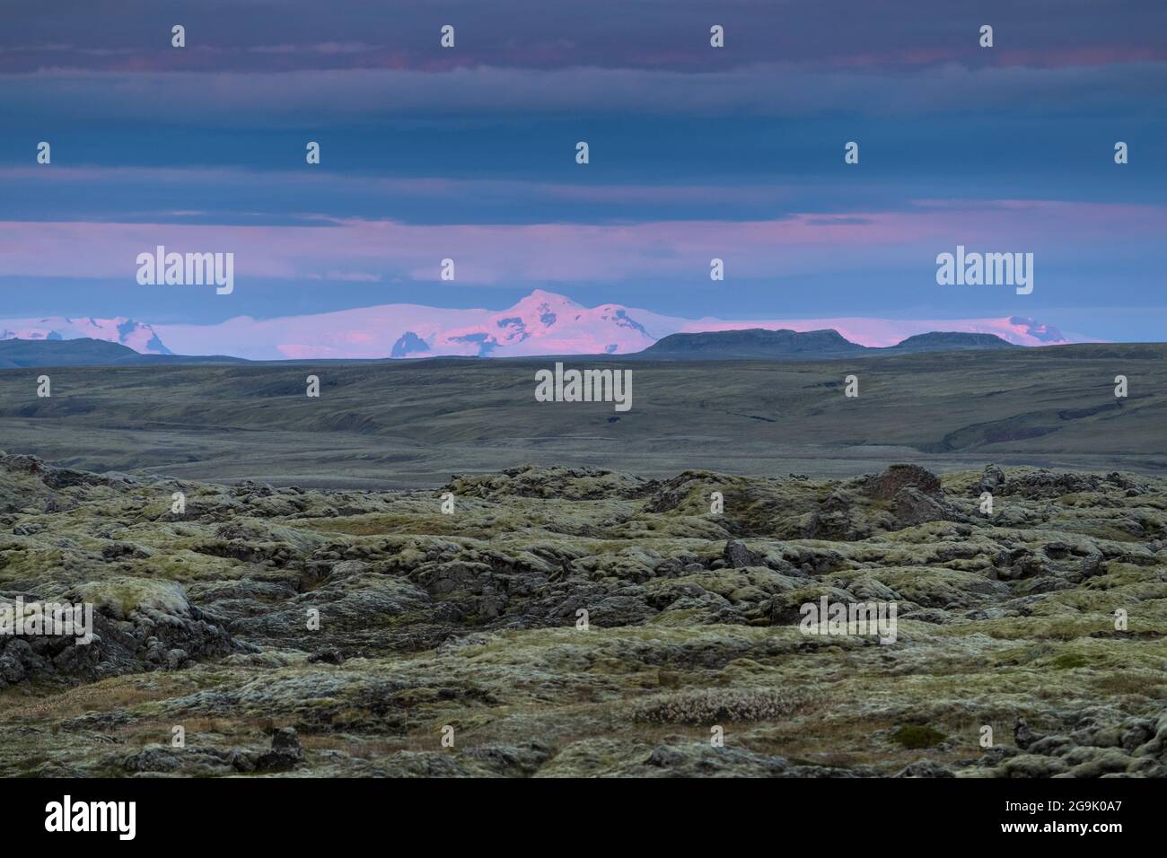 Cratere di Laki ricoperto di muschio o Lakagigar, fila di crateri, ghiacciaio di Vatnajoekull alla luce della sera, Highlands, Islanda del Sud, Suourland, Islanda Foto Stock