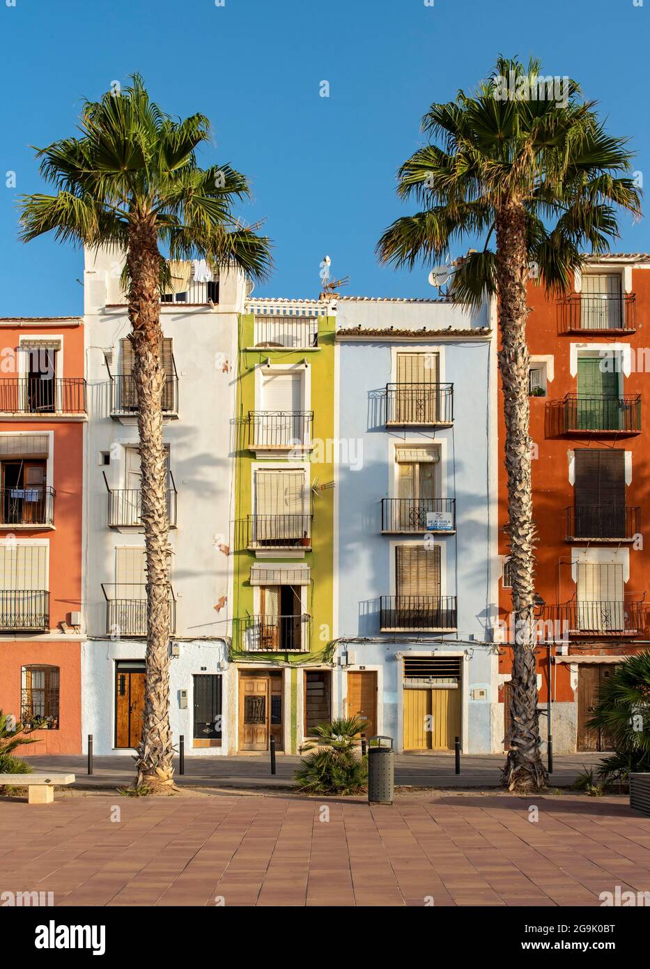 Case colorate fronte spiaggia, Cases de Colors, Carrer Arsenal, Villajoyosa, Spagna Foto Stock