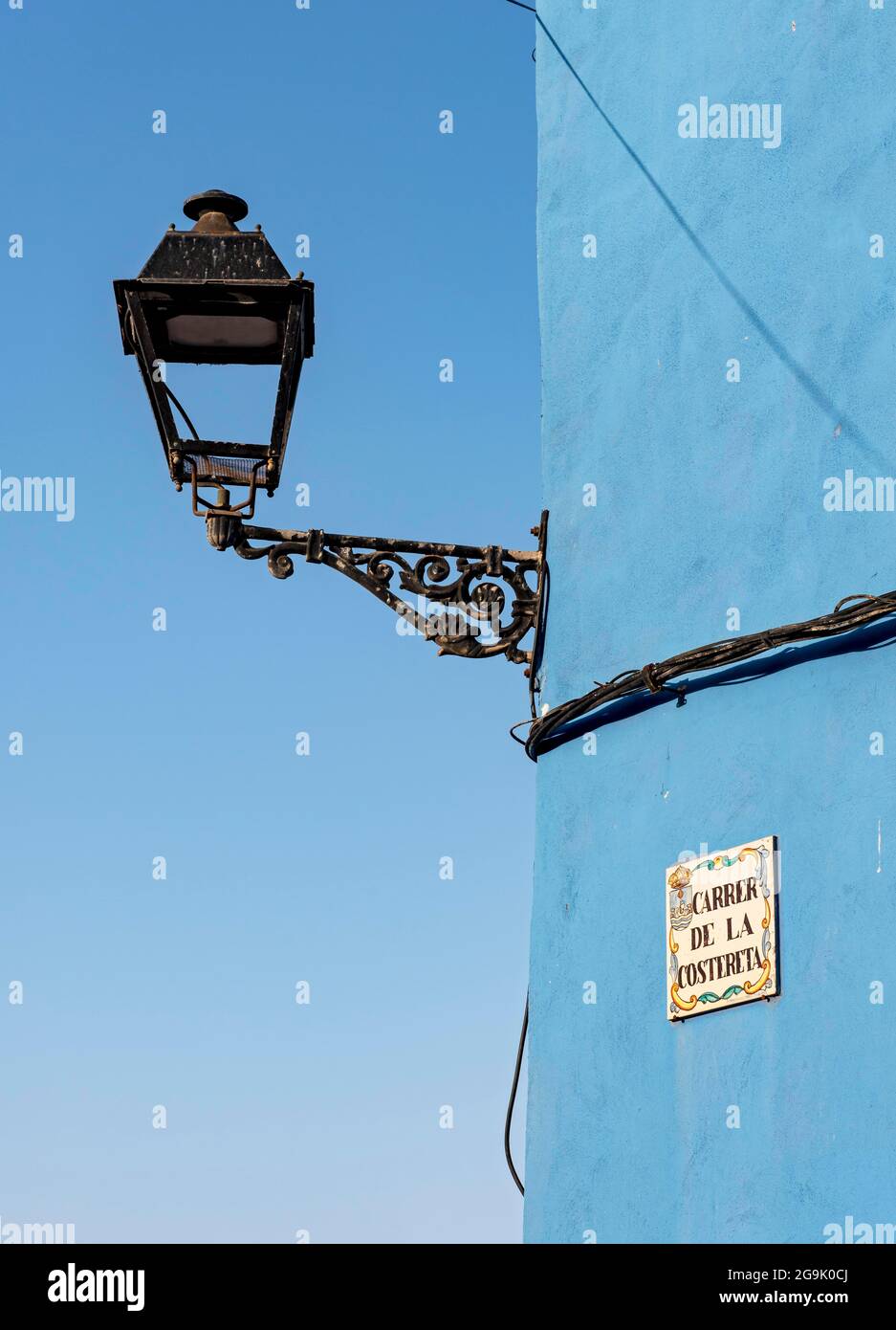 Primo piano di lampione e parete blu, Villajoyosa, Spagna Foto Stock