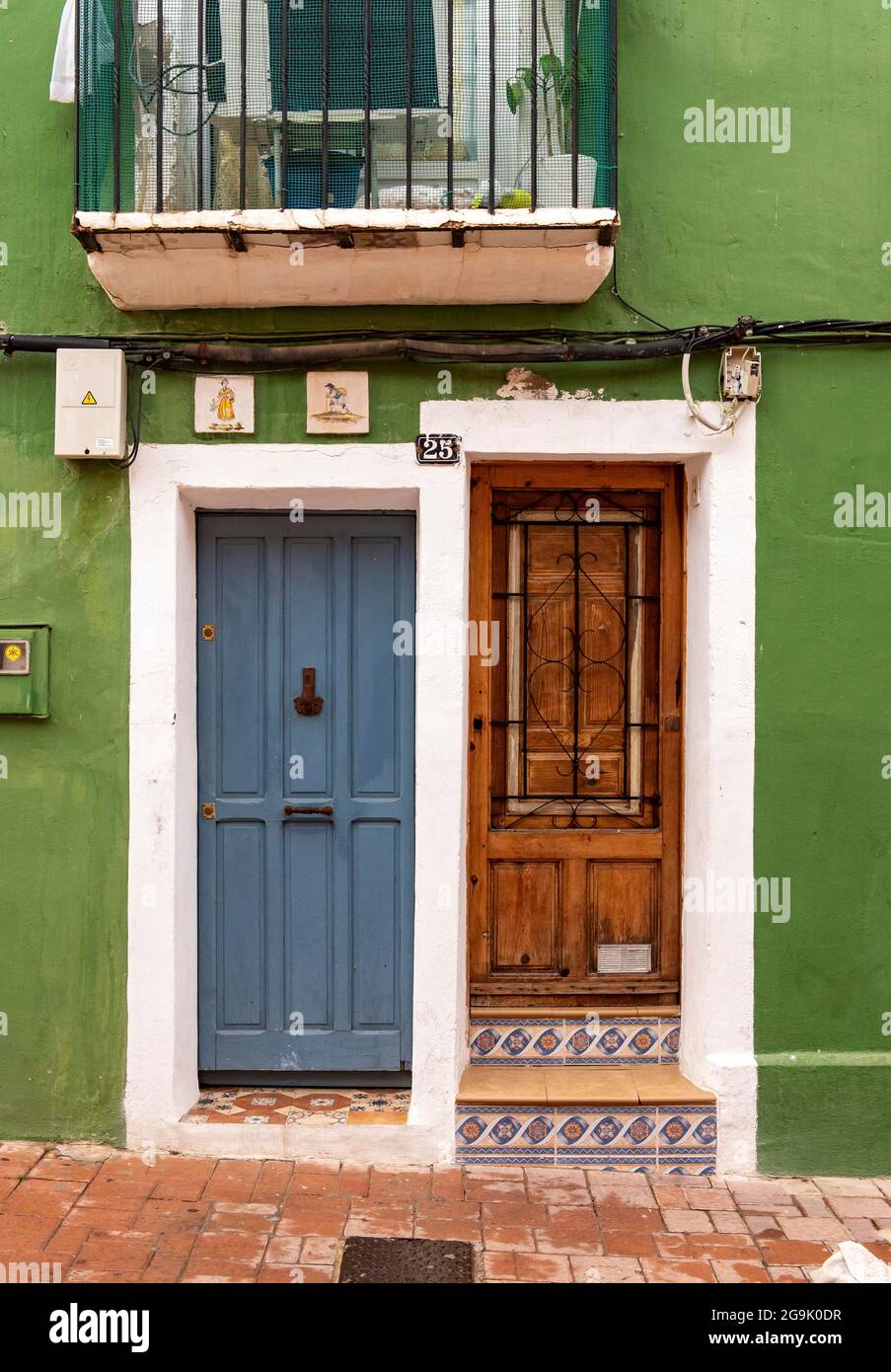 Primo piano delle porte della casa dei pescatori verdi a Villajoyosa, Spagna Foto Stock