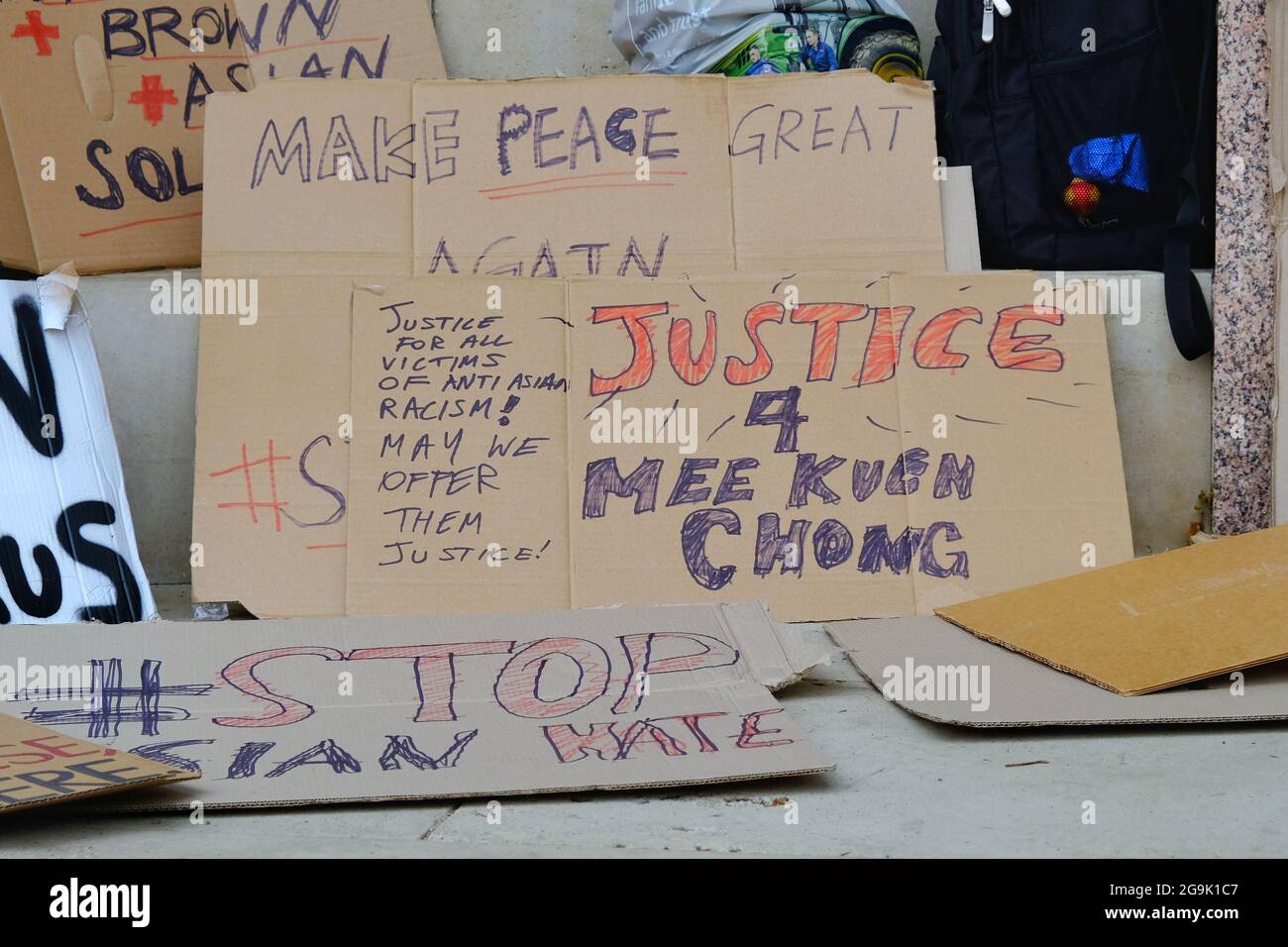 Un cartello contro una protesta Stop Asian Hate che mette in evidenza l'assassinio del pensionato di Wembley Mee Kuen Chong che ha ricevuto poca attenzione dai media Foto Stock