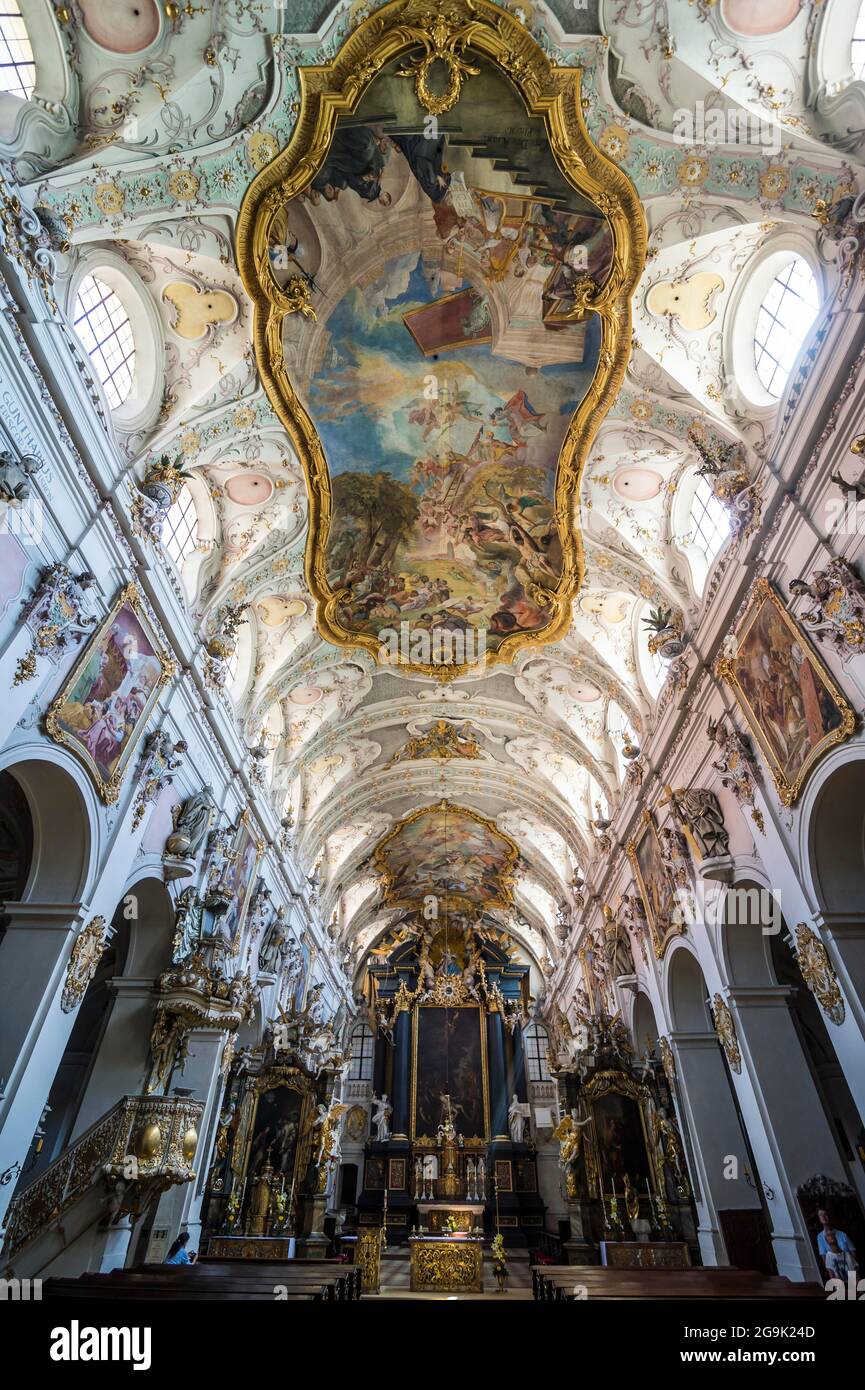 All'interno della basilica romanica di San Emmeram (abbazia) ora conosciuta come Schloss Thurn und Taxis, patrimonio dell'umanità dell'UNESCO, Ratisbona, Baviera Foto Stock