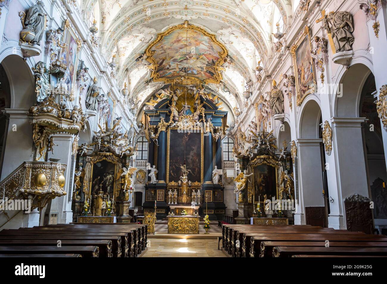 All'interno della basilica romanica di San Emmeram (abbazia) ora conosciuta come Schloss Thurn und Taxis, patrimonio dell'umanità dell'UNESCO, Ratisbona, Baviera Foto Stock