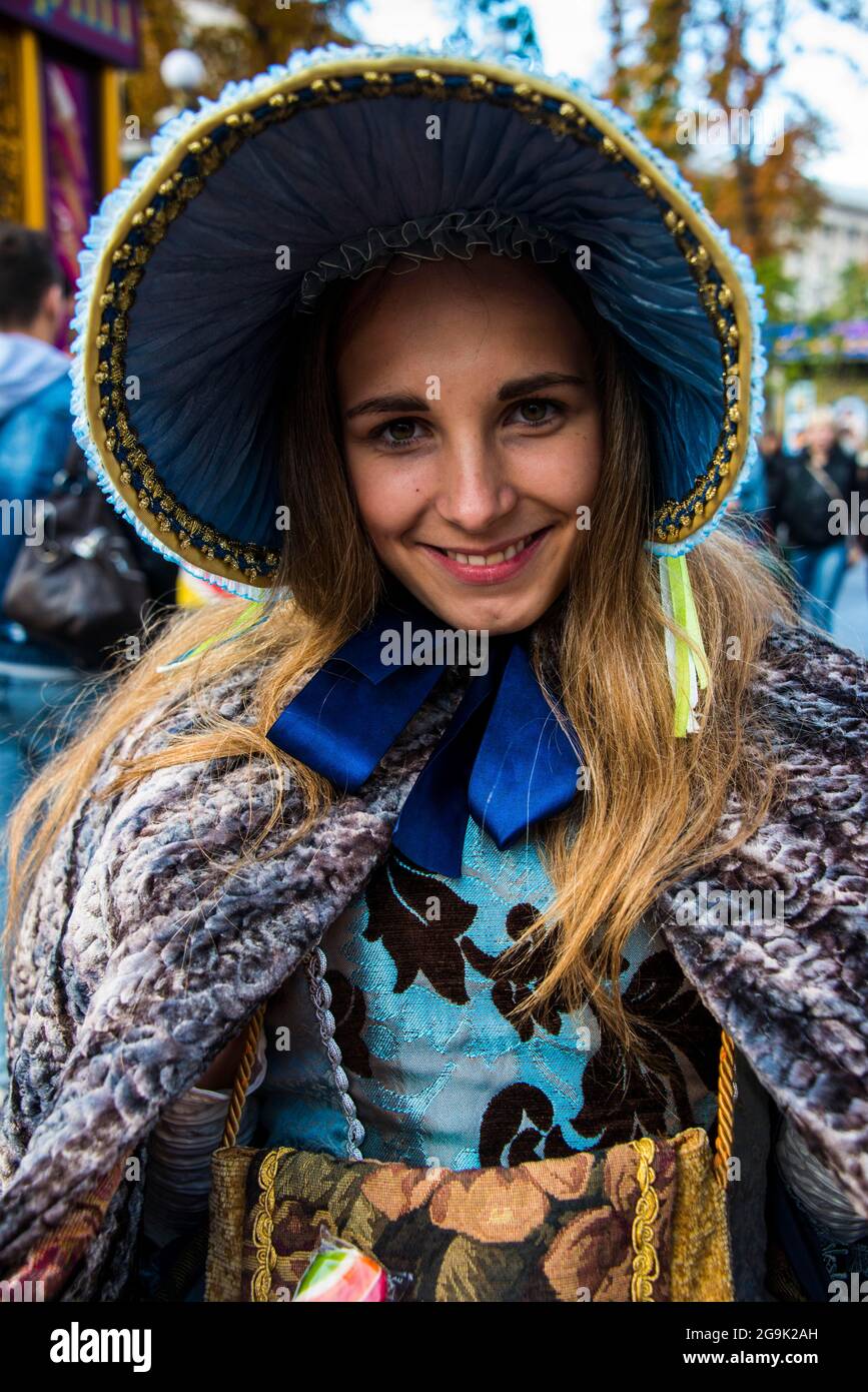 Gilr tradizionale vestito che vende dolci, Kiew o capitale di Kiev dell'Ucraina Foto Stock