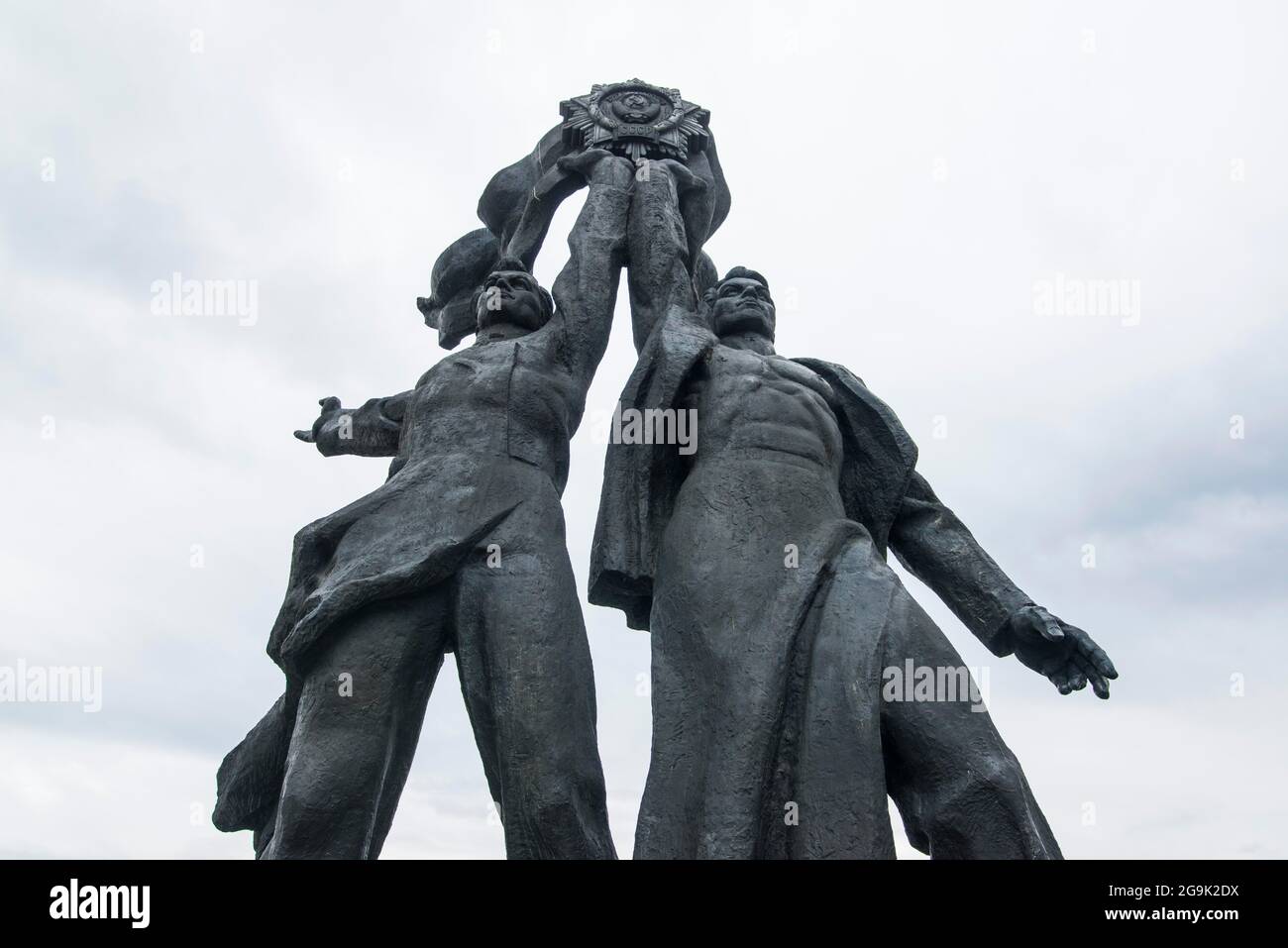 Statue di eroi, l'Arco dell'amicizia popolare, Kiev o capitale di Kiev dell'Ucraina Foto Stock