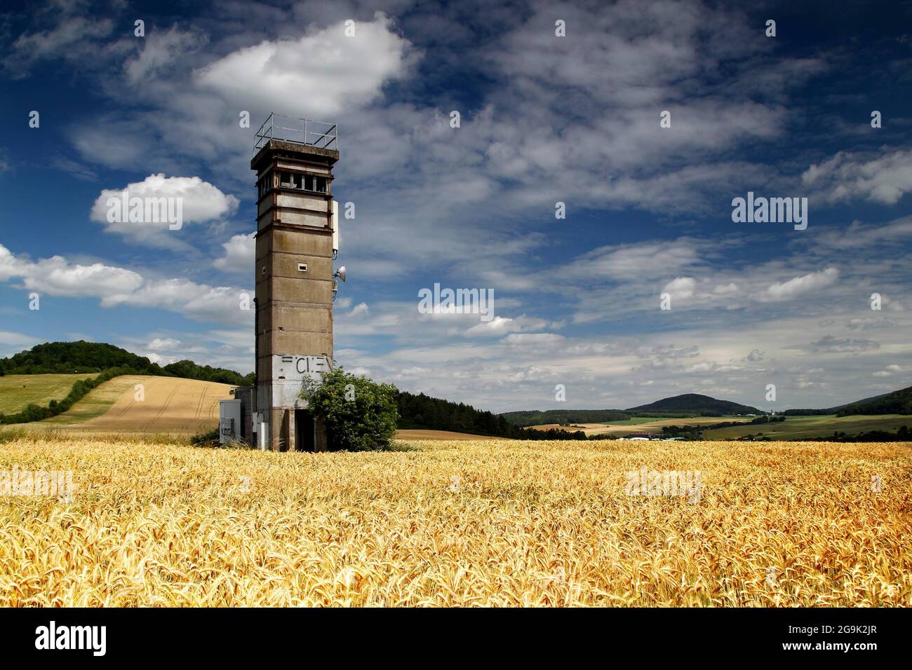 Torre di osservazione delle truppe di confine della RDT, torre di guardia di confine, torre di guida, colonna sentiero, sentiero escursionistico attraverso campi e prati, campo di grano Foto Stock