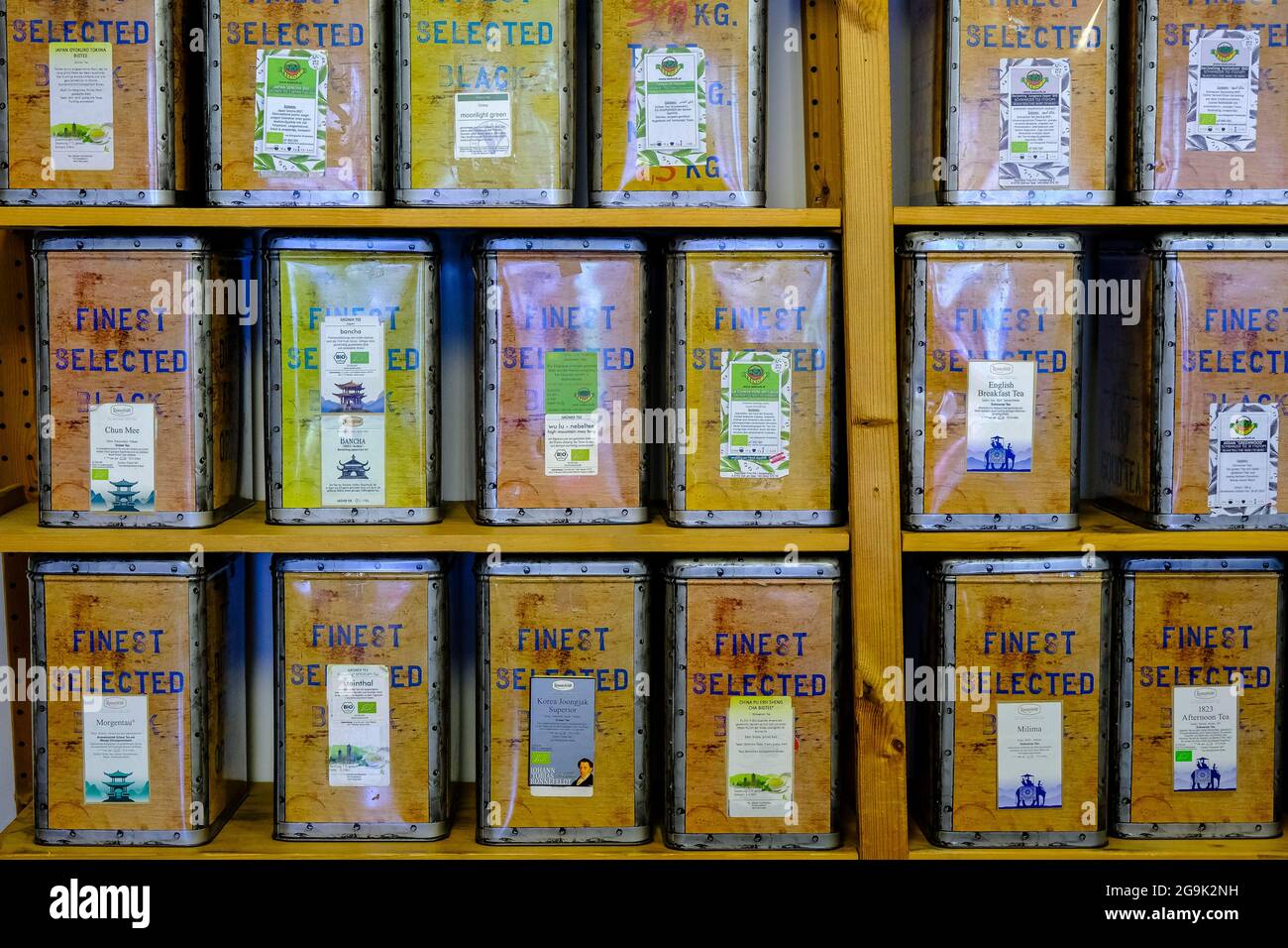 Vari tè in barattoli sullo scaffale, Austria Foto Stock