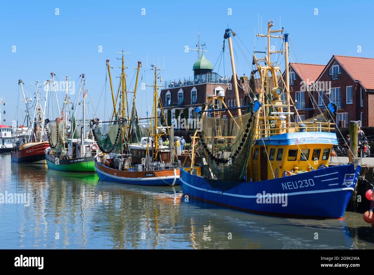 Barche da pesca nel porto, Neuharlingersiel, Frisia orientale, bassa Sassonia, Germania Foto Stock