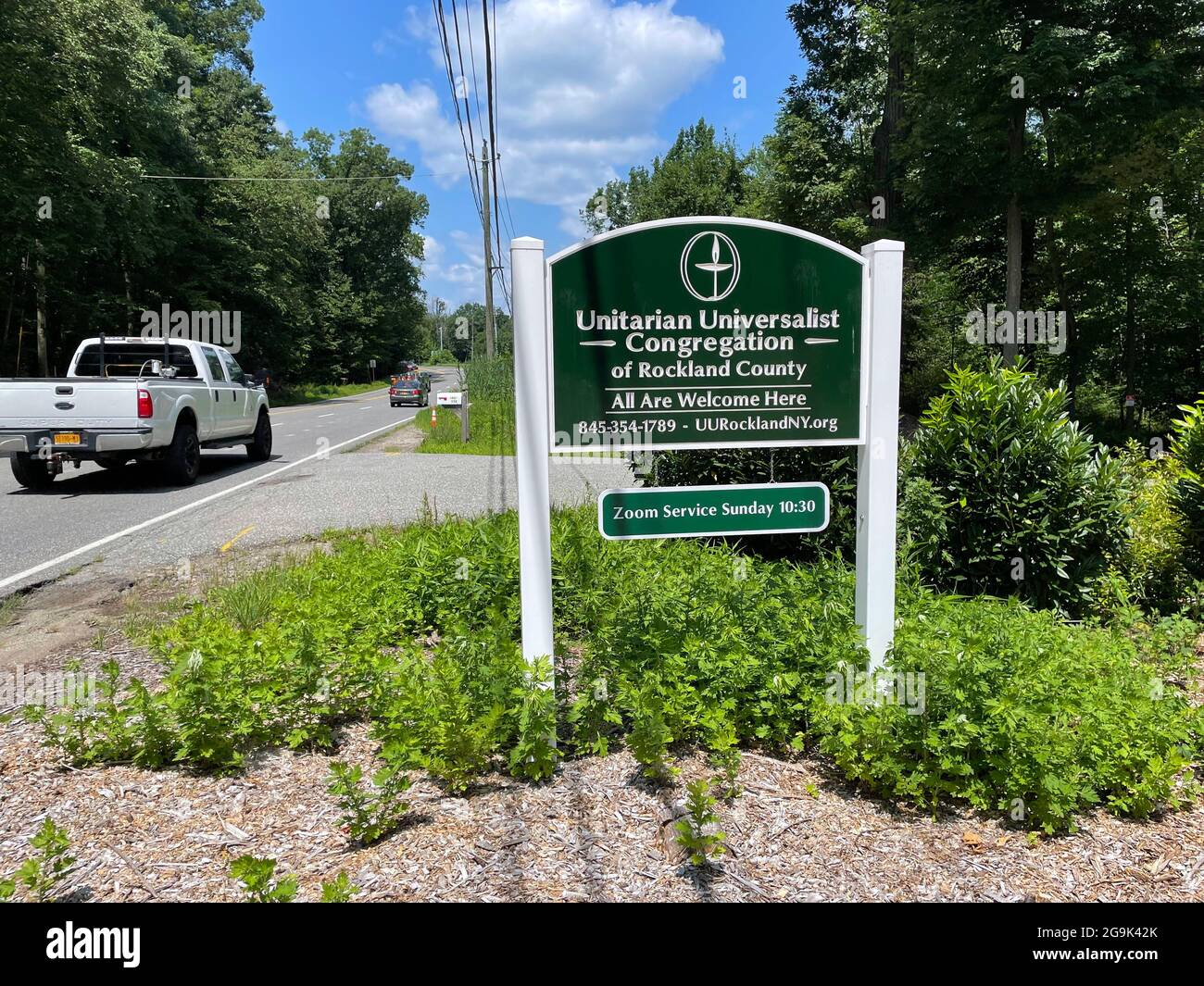 Un cartello stradale della chiesa dà le ore di un servizio domenicale tenuto sull'applicazione di videoconferenza Zoom, a Pomona, NY, Stati Uniti, 23 luglio 2021. Foto Stock