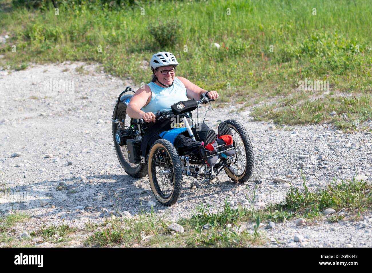 Partecipanti sportivi adattivi che utilizzano la moto a mobilità adattiva Bowhead Reach, Canmore Nordic Center, Canmore, Alberta, Canada. Foto Stock