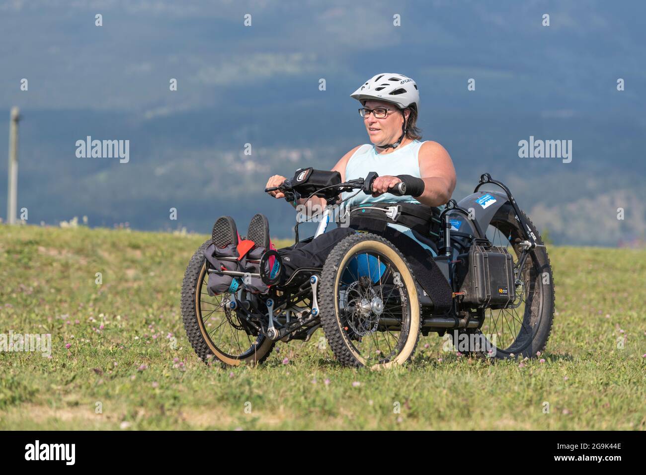 Partecipanti sportivi adattivi che utilizzano la moto a mobilità adattiva Bowhead Reach, Canmore Nordic Center, Canmore, Alberta, Canada. Foto Stock