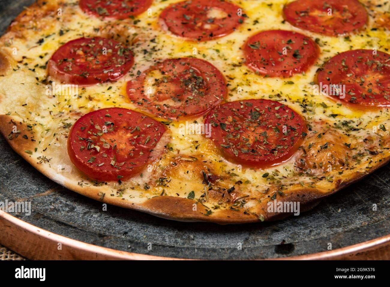 Pizza brasiliana napoletana con mozzarella e fette di pomodoro con origano,  vista dall'alto Foto stock - Alamy