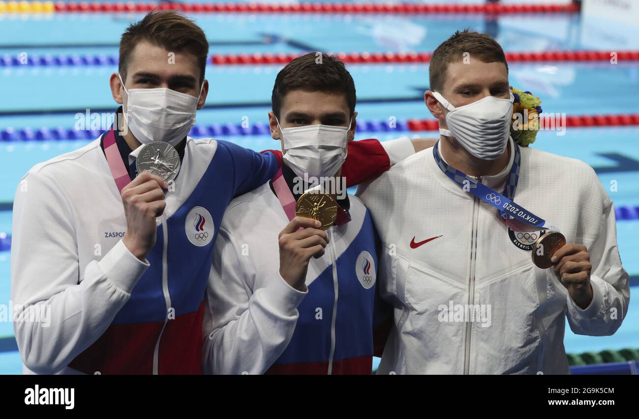 Tokyo, Giappone. 26 luglio 2021. La medaglia d'argento 52.00 del Comitato Olimpico della Russia Kolesnikov (L), la medaglia d'oro 51.98 di Evgeny Rylov (C) e la medaglia di bronzo 52.19 di Ryan Murphy (R) degli Stati Uniti pongono sul podio del premio per la corsa di 100 metri al Tokyo Aquatics Center, Giappone, martedì 27 luglio 2021. Photo by Tasos Katopodis/UPI Credit: UPI/Alamy Live News Foto Stock