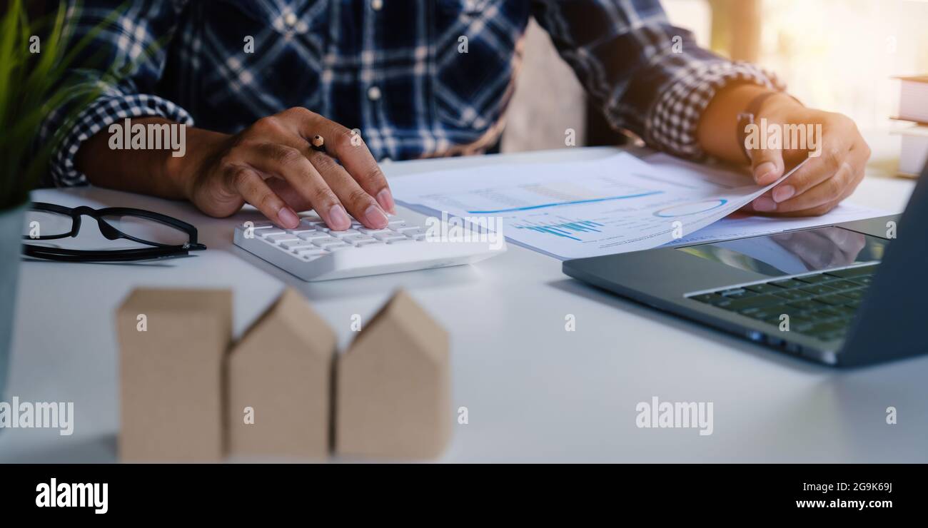 Uomo d'affari in attesa di firmare il contratto d'accordo per l'acquisto di casa o condominio. Concetto di manager bancario. Foto Stock