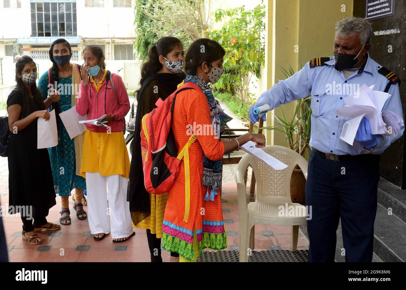 Bangalore, India. 26 luglio 2021. Gli studenti sanitizzano le mani prima di entrare in un college dopo che ha riaperto con le precauzioni COVID-19, a Bangalore, India, 26 luglio 2021. Credit: Sr/Xinhua/Alamy Live News Foto Stock