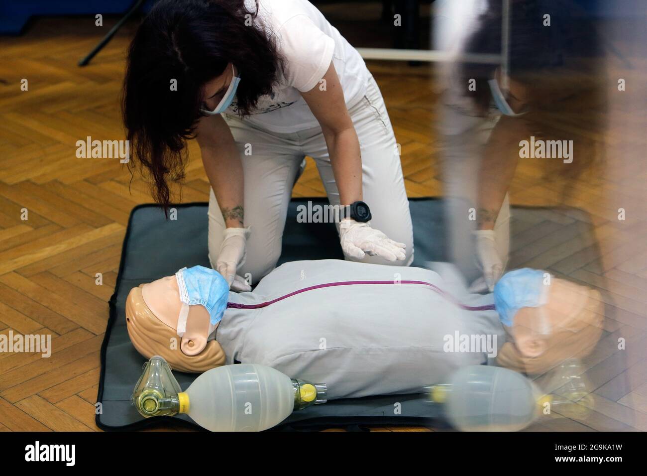 Bucarest, Romania. 26 luglio 2021. Un formatore dimostra tecniche di pronto soccorso su un manichino presso la sede del servizio ambulanza di Bucarest a Bucarest, Romania, 26 luglio 2021. Credit: Cristian Cristel/Xinhua/Alamy Live News Foto Stock