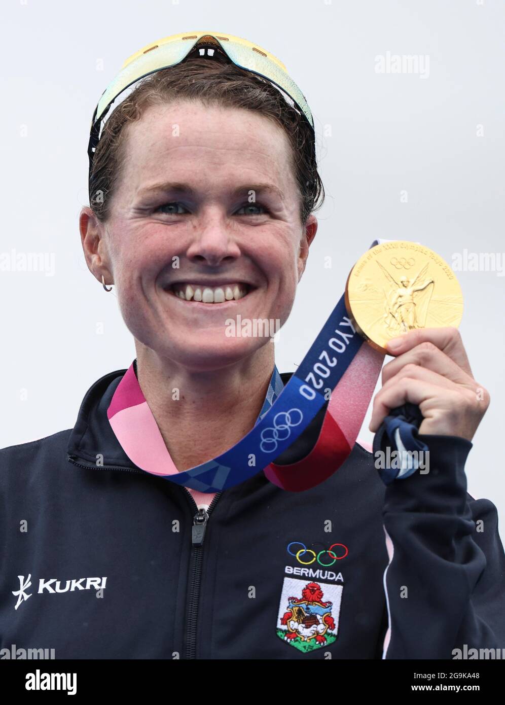 Tokyo, Giappone. 27 luglio 2021. La medaglia d'oro Flora Duffy di Bermuda pone per la foto alla cerimonia di premiazione di Tokyo 2020 donne individuali di Triathlon a Tokyo, Giappone, 27 luglio 2021. Credit: Li Ming/Xinhua/Alamy Live News Foto Stock
