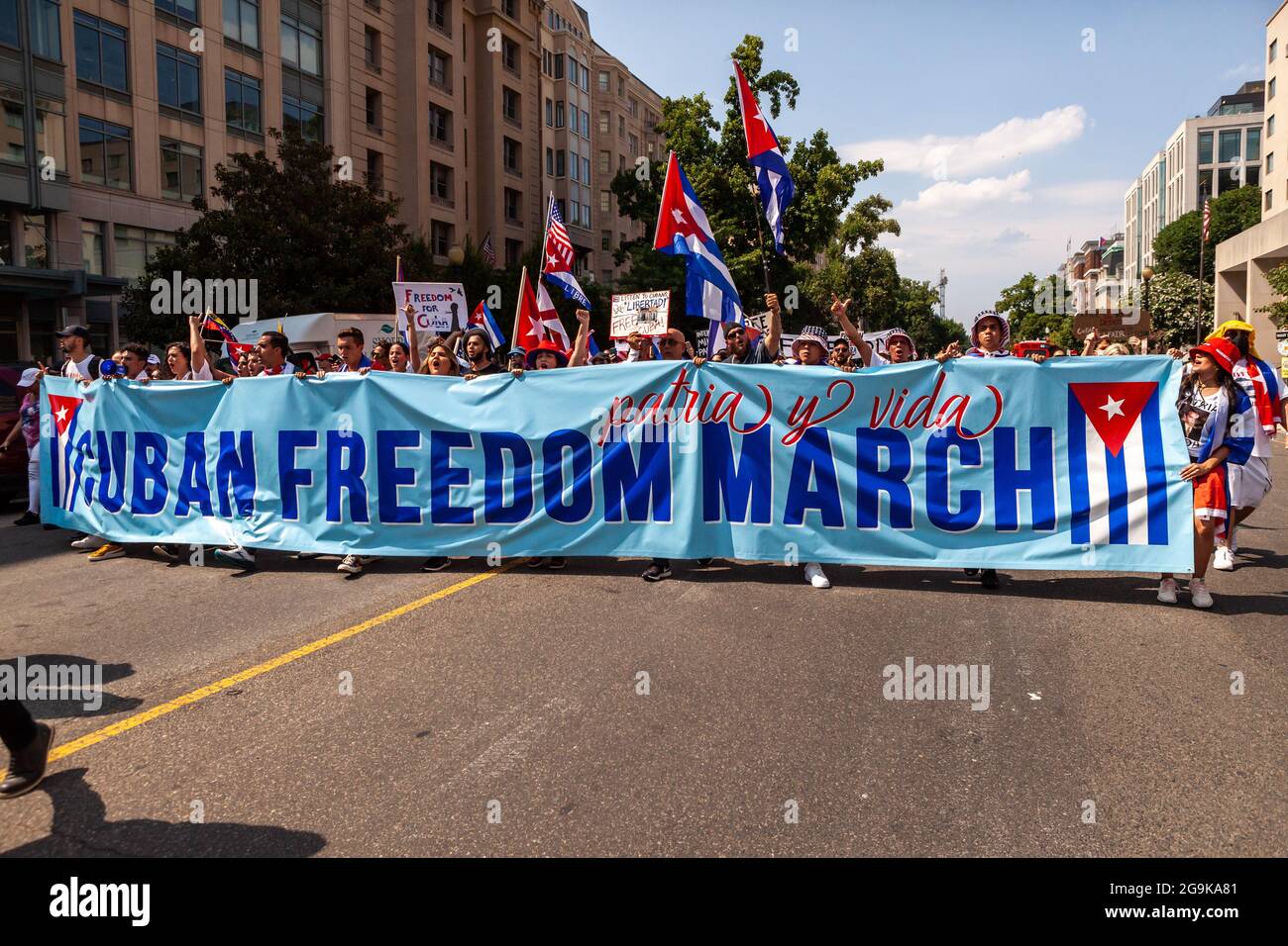 Washington, DC, USA, 26 luglio 2021. Nella foto: I dimostranti procedono attraverso Black Lives Matter Plaza durante la marcia della libertà cubana. Centinaia di cubani americani provenienti da tutti gli Stati Uniti sono venuti a Washington per la marcia, chiedendo che l'amministrazione Biden intervenga per rimuovere il presidente Miguel Diaz-Canel e ripristinare la libertà a Cuba. La marcia si è svolta a Día de la Revolución, l'anniversario della rivoluzione del 1959 che ha portato Fidel Castro al potere. Credit: Alison Bailey / Alamy Live News Foto Stock