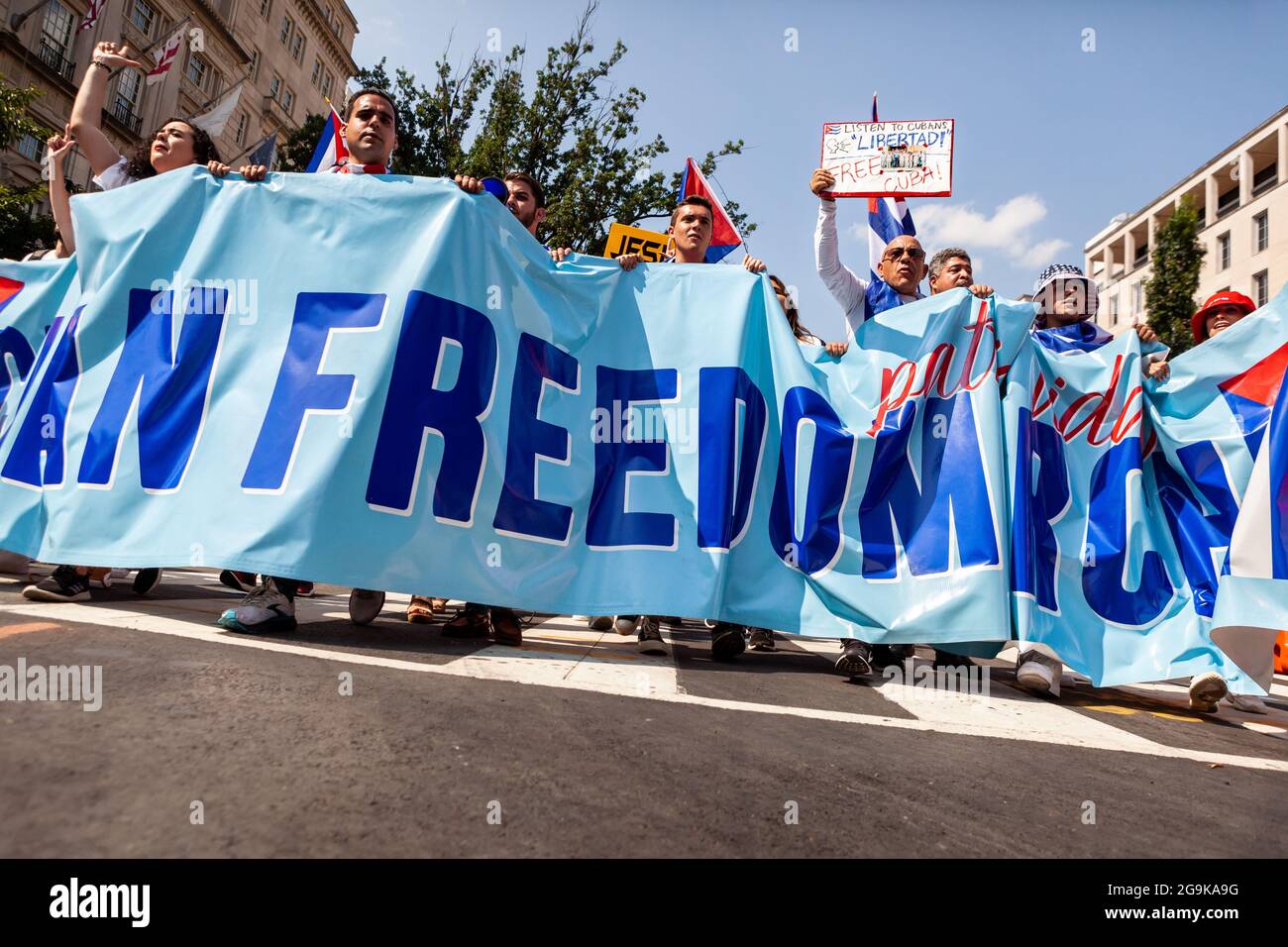 Washington, DC, USA, 26 luglio 2021. Nella foto: I manifestanti portano la bandiera principale della marcia cubana della libertà in piazza Lafayette. Centinaia di cubani americani provenienti da tutti gli Stati Uniti sono venuti a Washington per la marcia, chiedendo che l'amministrazione Biden intervenga per rimuovere il presidente Miguel Diaz-Canel e ripristinare la libertà a Cuba. La marcia si è svolta a Día de la Revolución, l'anniversario della rivoluzione del 1959 che ha portato Fidel Castro al potere. Credit: Alison Bailey / Alamy Live News Foto Stock