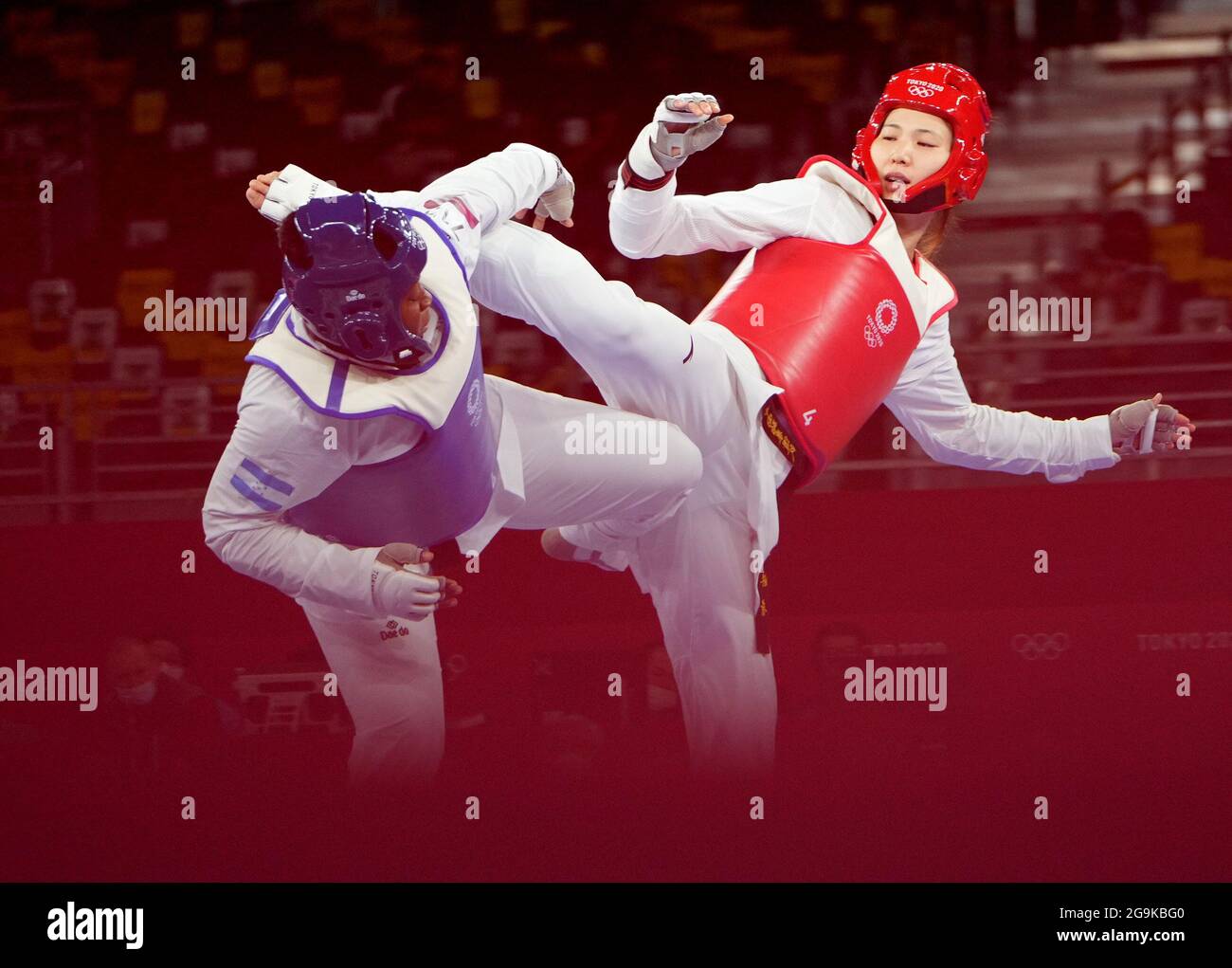 Dongjing, Giappone. 27 luglio 2021. Zheng Shuyin (R) della Cina compete contro Keyla Paola Avila Ramirez dell'Honduras durante il tondo taekwondo di 67kg femminile della partita 16 ai Giochi Olimpici di Tokyo 2020 a Tokyo, Giappone, 27 luglio 2021. Credit: Wang Yuguo/Xinhua/Alamy Live News Foto Stock