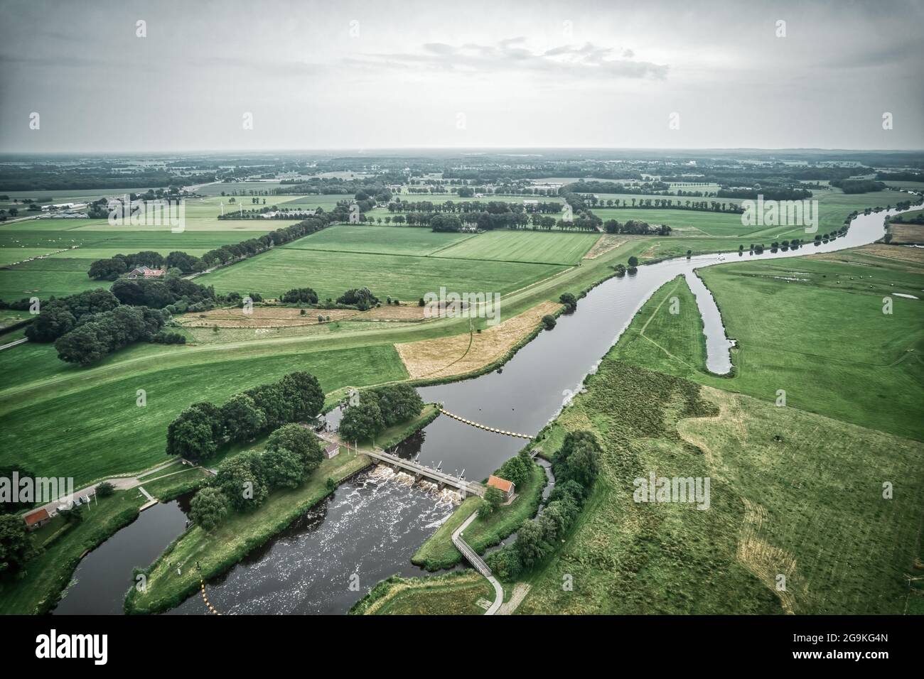 Vista Airial di un erede nel fiume Vecht. Fiume olandese in un paesaggio colorato. Acqua autorità Drents Delta Overijssel. Foto Stock